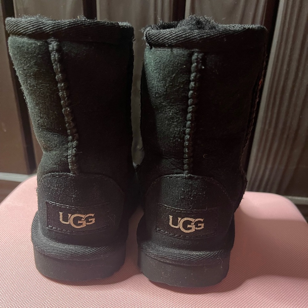 Black classic Uggs